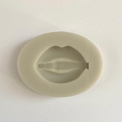 LIPS HOLDING BULLET MOLD